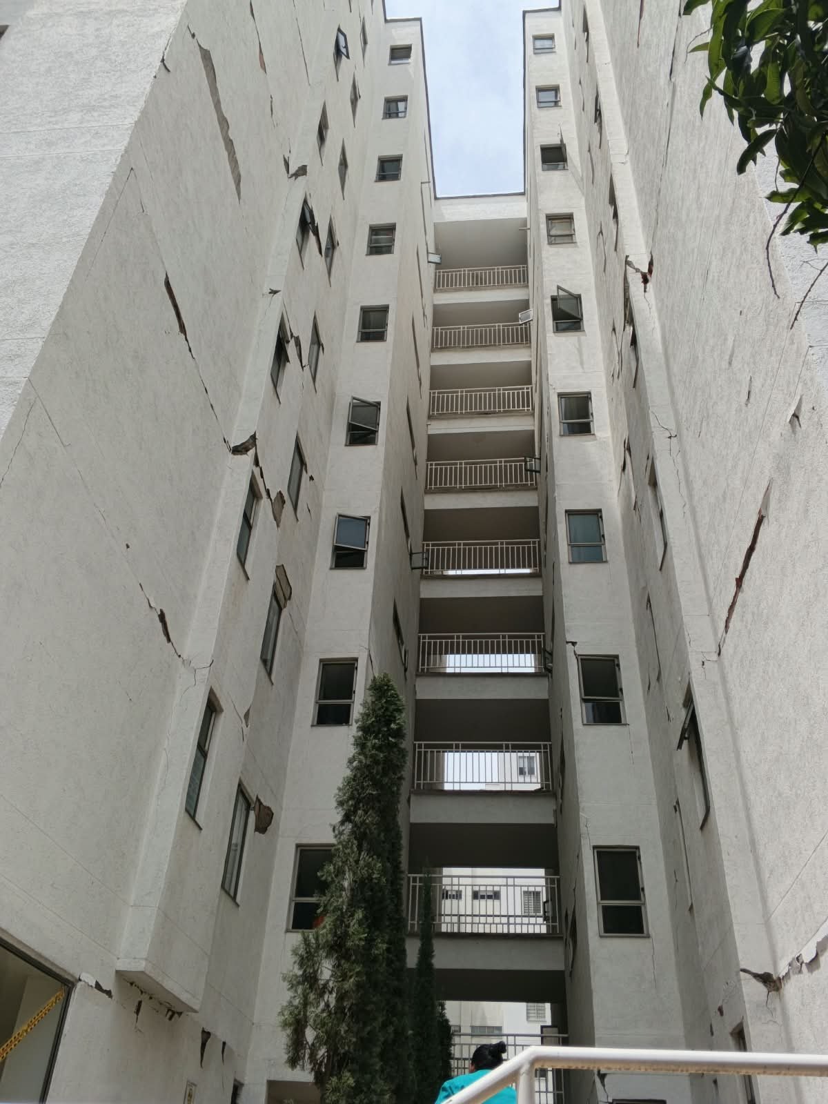Edificio afectado por sismo